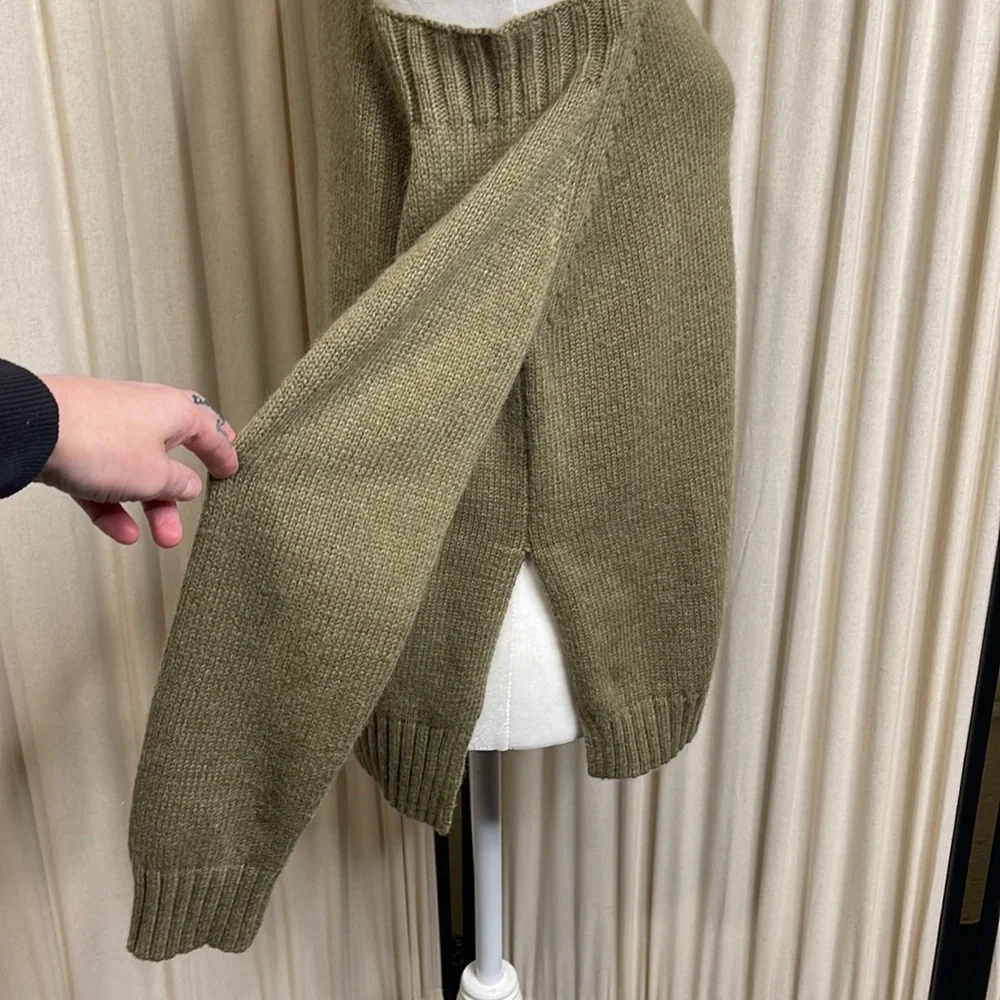 EUC- ELAN- WARM KNITTED GREEN COLD SHOULDER OVERSIZED SWEATER SIZE SMALL - Picture 7 of 13